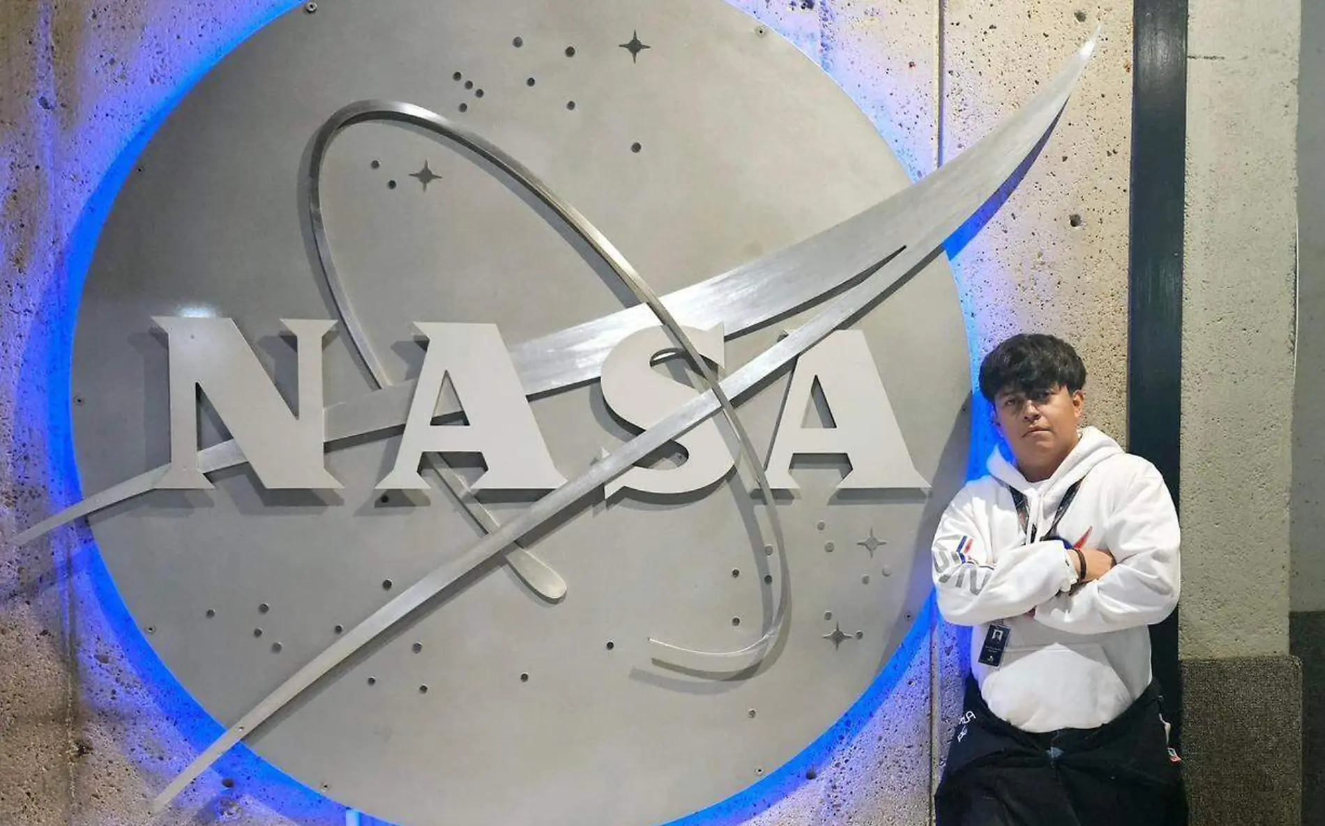 Juan Carlos Barredo con el logo de la NASA 